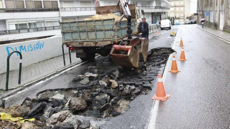 El hundimiento de la cazada en Santa Marta provoca cortes de tráfico  |  Las fuertes lluvias de los últimos días provocaron un incidente importante en Santa Marta, donde la calzada se hundió parcialmente, obligando a cortar el tráfico en sentido ascendente desde Torrecedeira. Las rachas de viento del temporal que azotó Vigo el fin de semana alcanzaron los 100 kilómetros por hora -en Galicia la máxima fue incluso superior, llegando a 140 km/h-, obligando a suspender el transporte de ría a Cangas.