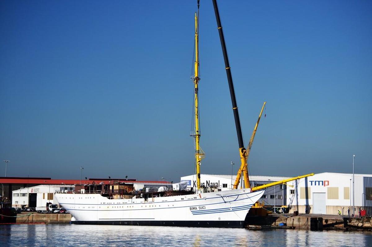 El "Bima Suci", ayer, en Bouzas. // Javier/JAC