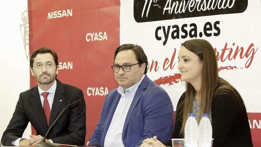 Javier Fernández, entre Christian Costaganna y Rosa Martínez, ayer, en El Molinón.