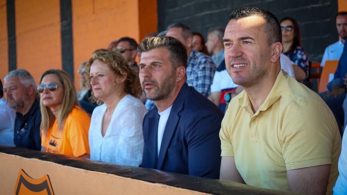 Mompó y Folgado, con el presidente del Torrent, en el partido del playoff en el Sant Gregori