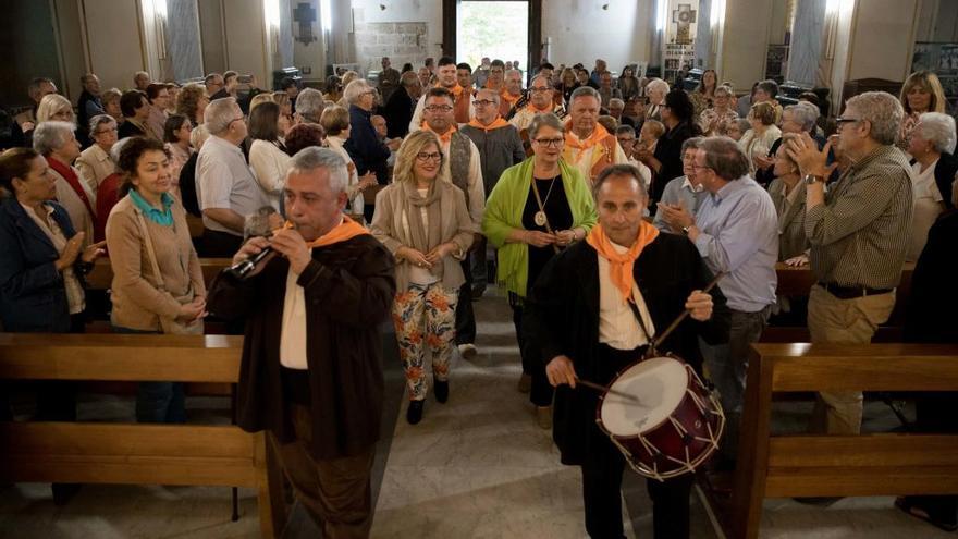 El Barri de Sagunt saca en procesión el Cristo de la Fe