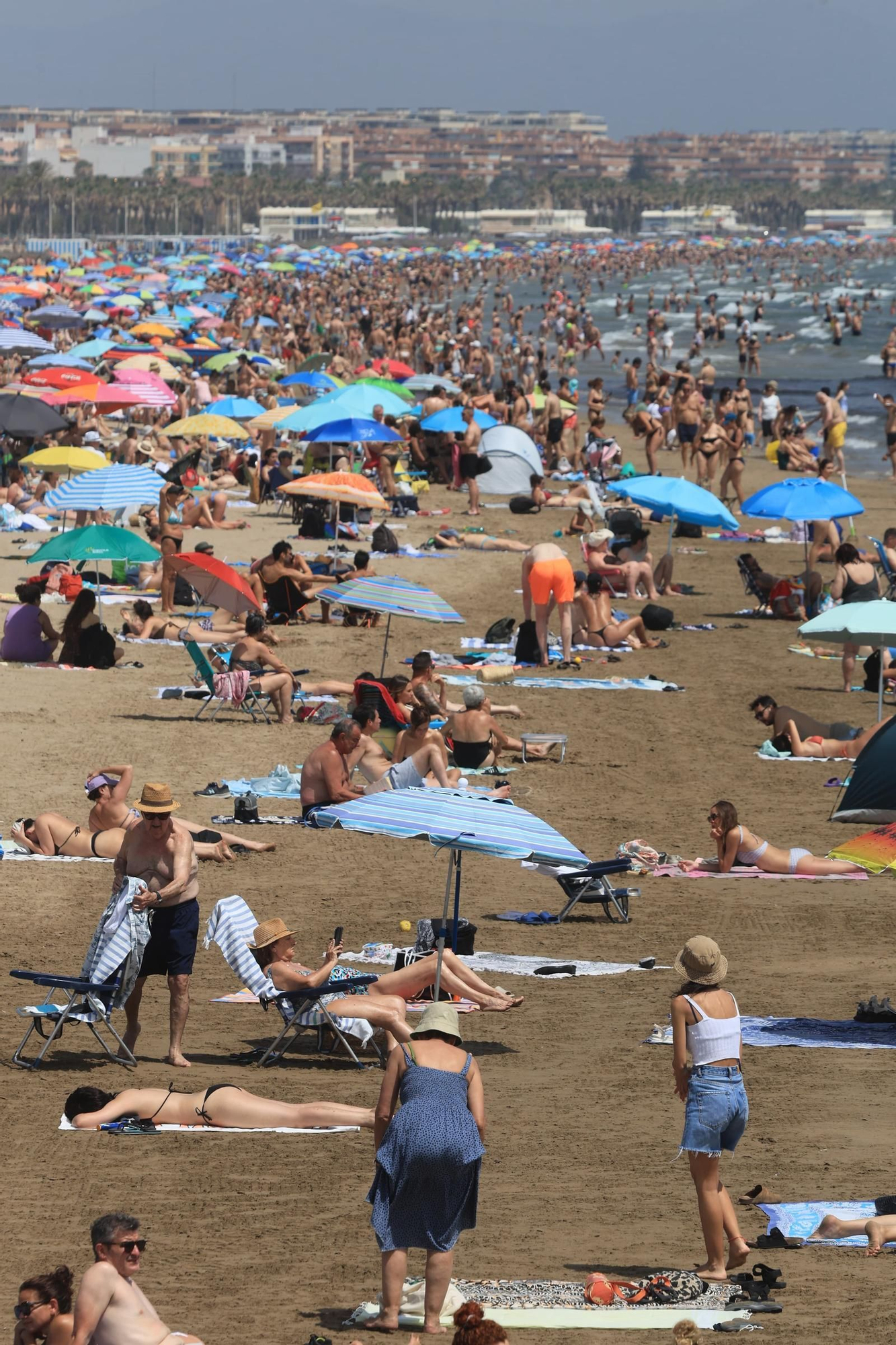 Lleno en la playa de València en un domingo con más de 30 grados