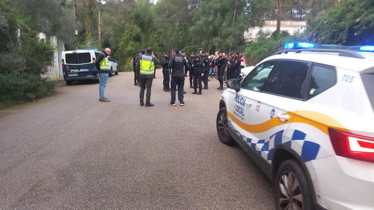 Participantes en la búsqueda, esta mañana en el bosque de Son Quint, en Palma.