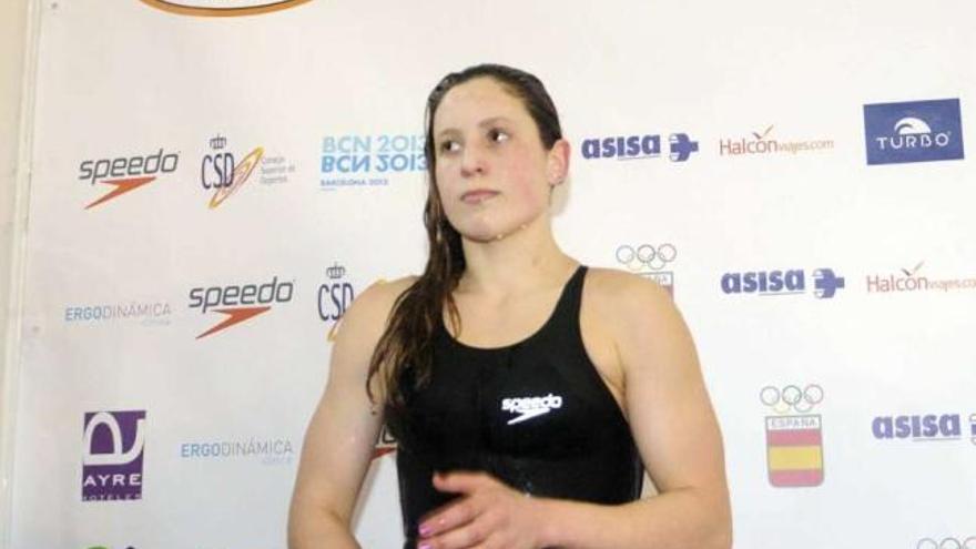 La nadadora pontevedresa Bea Gómez, con las tres medallas logradas en el Nacional. // Noé Parga