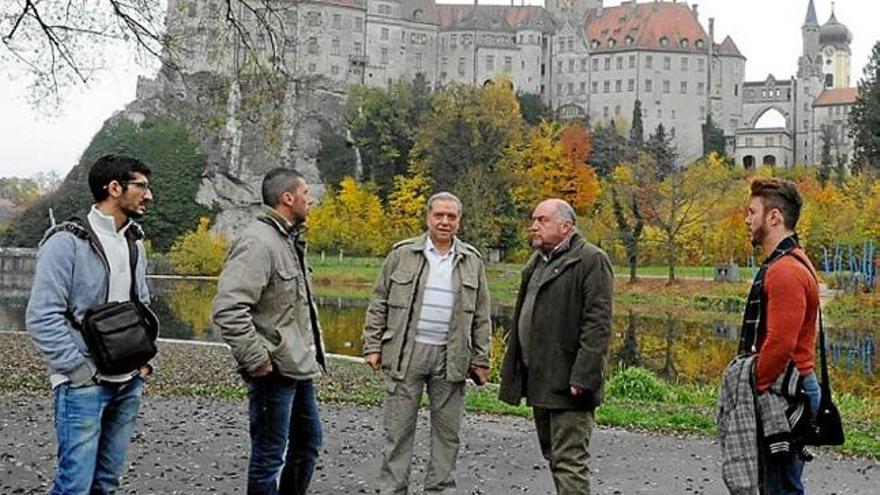 Joan i Riald Babeli, amb personal que fa l&#039;acollida, a Alemanya