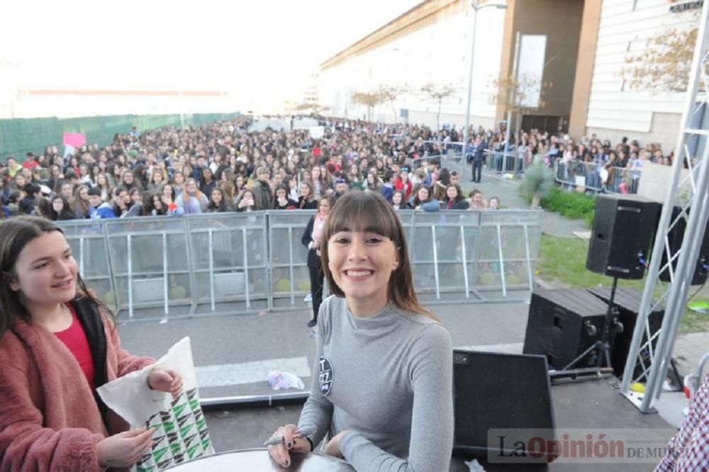 Firma de discos de Aitana en Murcia