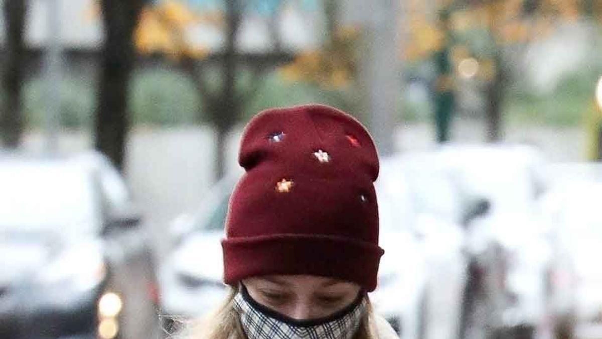 Lili Reinhart, con sobrecamisa de borreguito de Mango por las calles de Vancouver