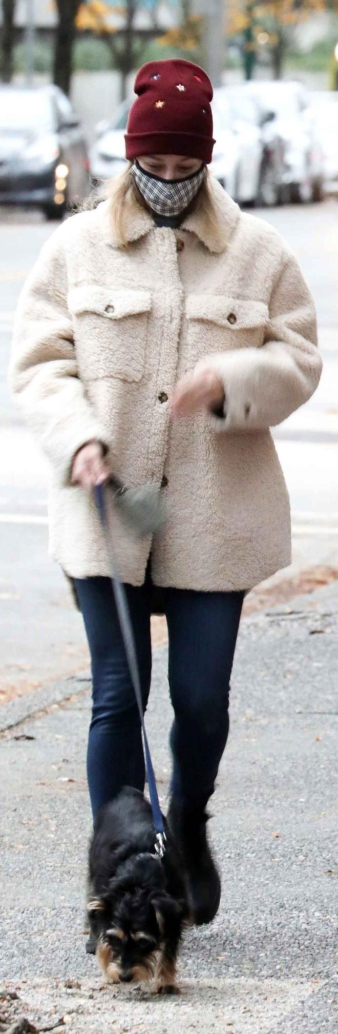 Lili Reinhart, con sobrecamisa de borreguito de Mango por las calles de Vancouver