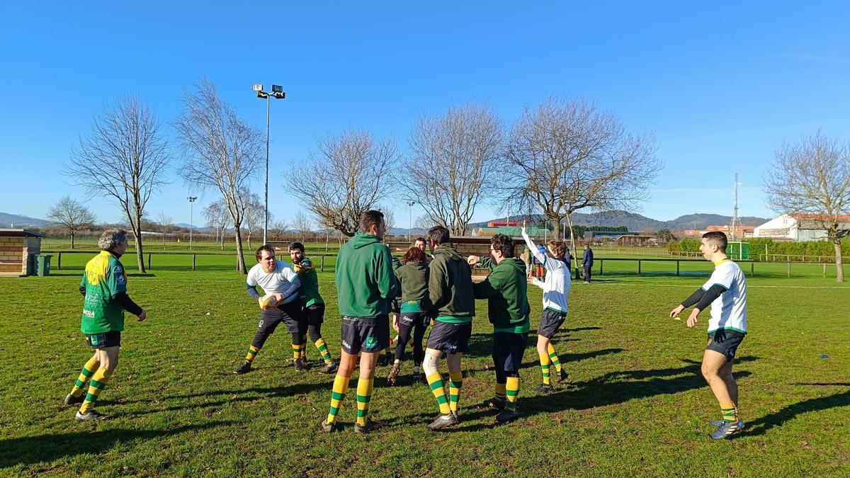 Algunos de los miembros pertenecientes al club llanerense All Rugby, durante un entrenamiento.
