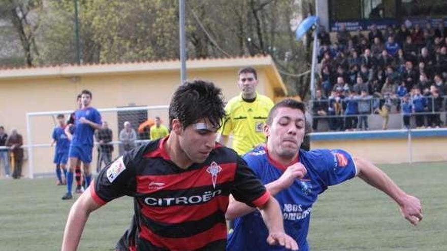 Un jugador del Celta B conduce el balón. // Jesús Regal