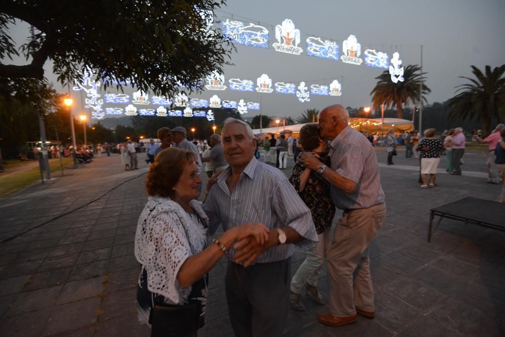 Cientos de personas de toda la comarca acudieron al recinto de A Reiboa para celebran San Xoán entre sardinas, atracciones y fuego.