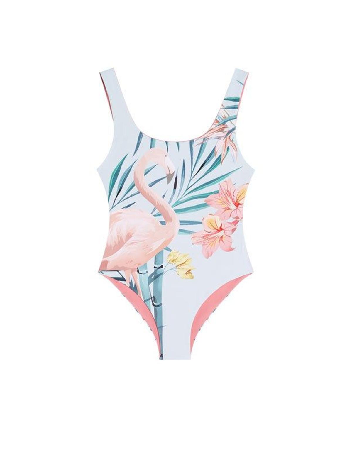 Bañador reversible con flamenco de Pull&amp;Bear. (Precio: 19, 99 euros)