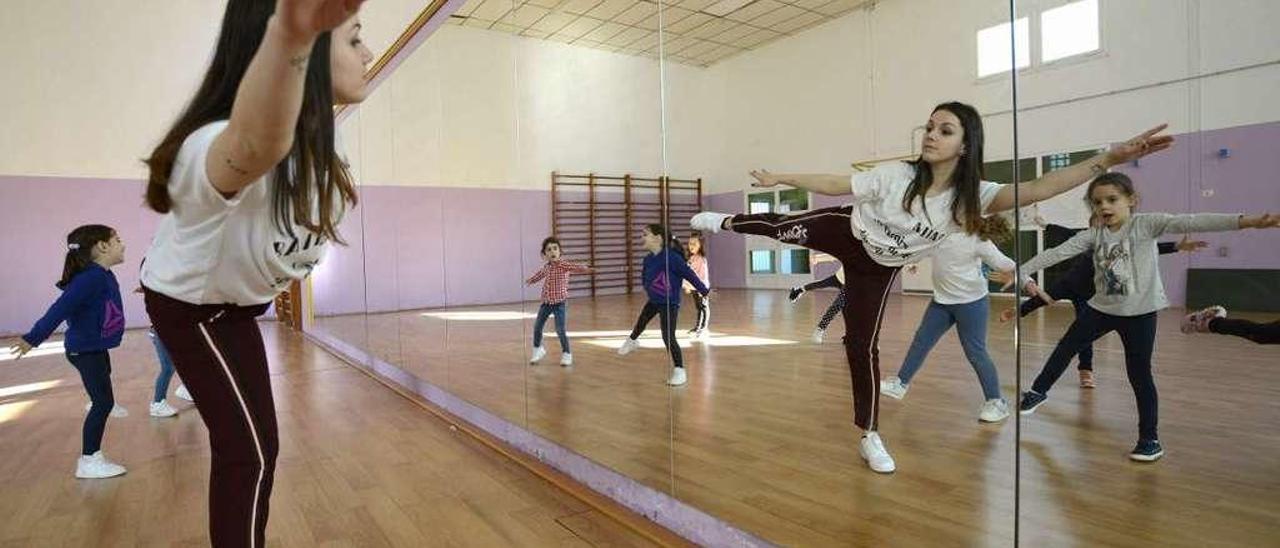 Yolanda Ogando en una de sus clases en el pabellón municipal de Lalín. // Bernabé/Javier Lalín