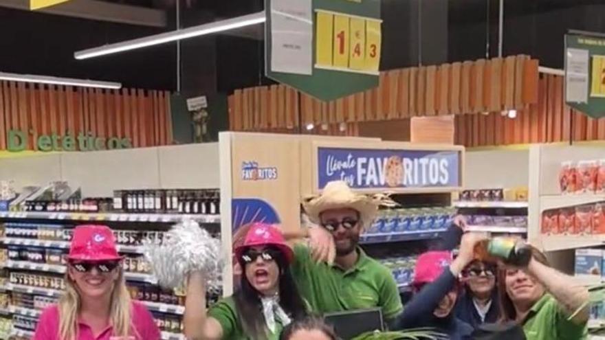 Empleados de un Hiperdino en Tenerife se hacen virales con una coreografía de Bad Bunny