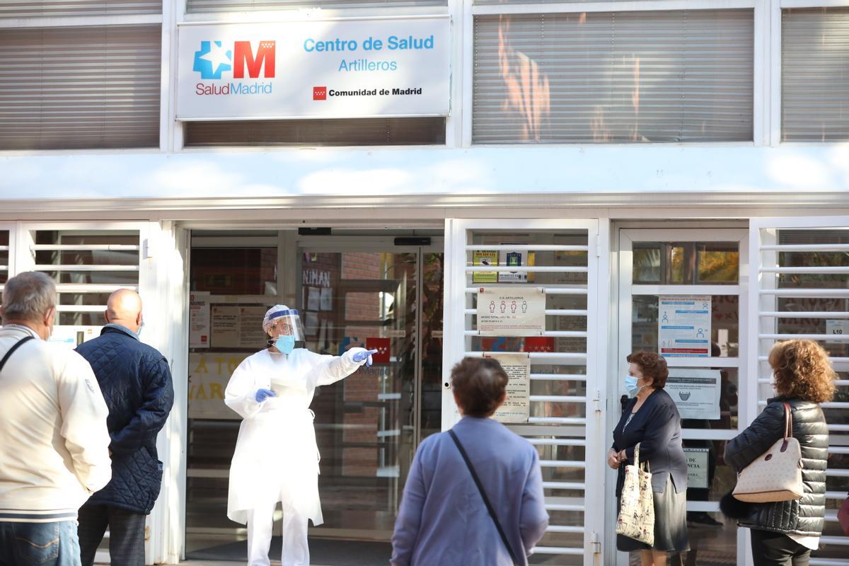 Colas a la entrada de un centro de salud en Madrid en las primeras oleadas.