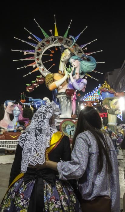 «Amor-Dolor», primer premio de la categoría Especial, arde pasada la una de la mañana bajo la atenta mirada de cientos de personas y una comisión emocionada