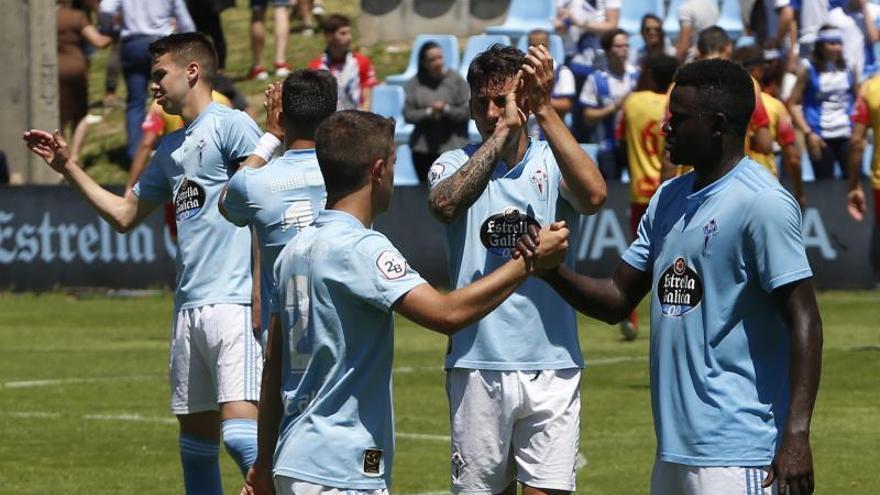 Los jugadores del Celta B se felicitan tras el triunfo en la ida.