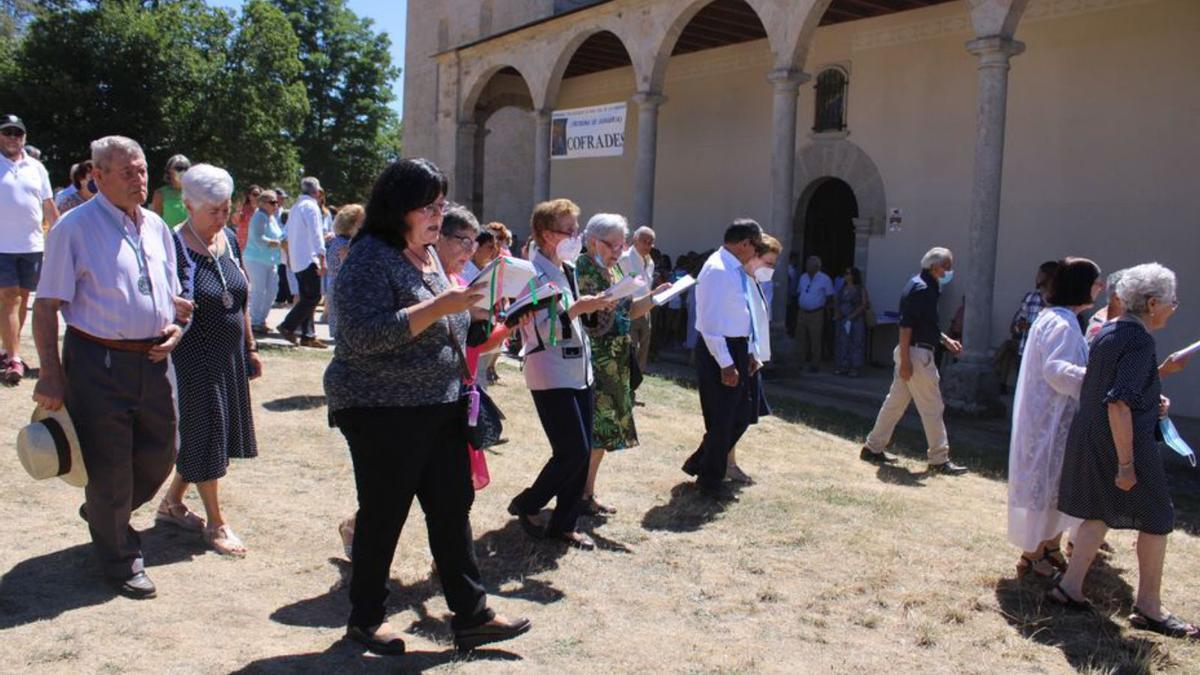 El coro canta a la virgen. | A. Saavedra