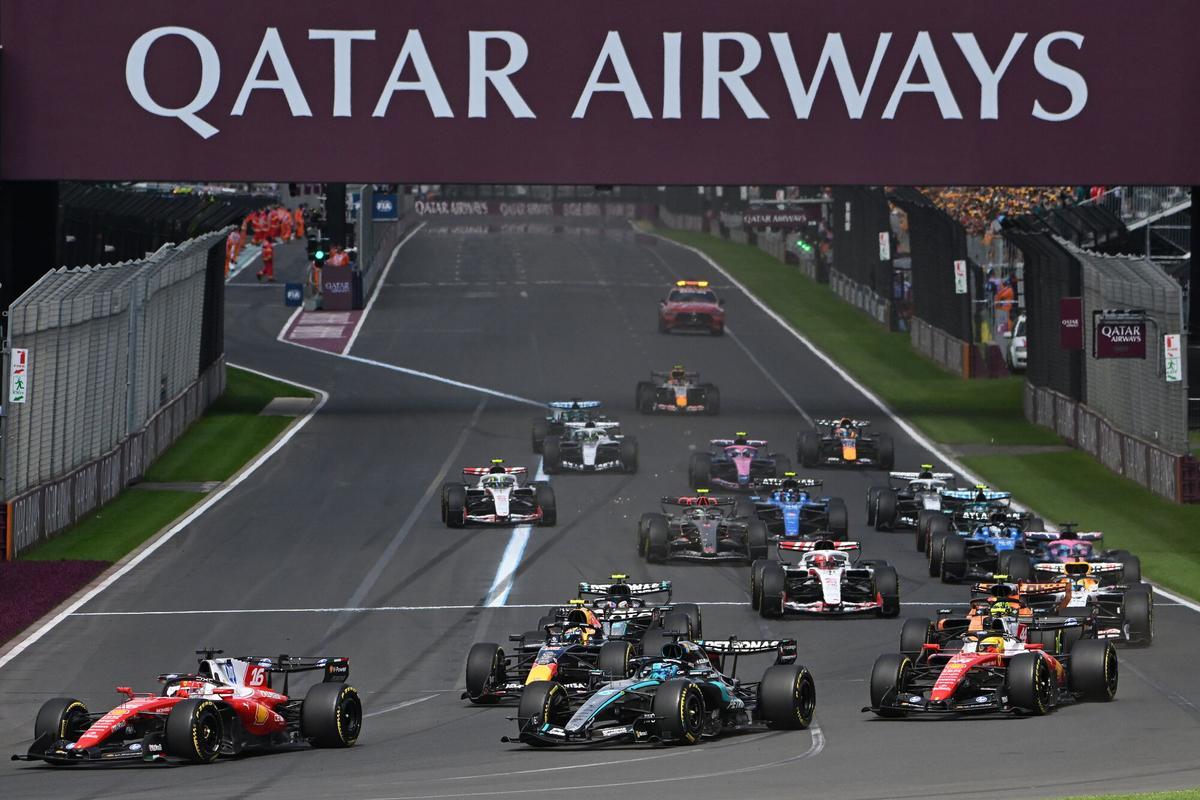 Charles Leclerc lidera en la primera curva durante el Gran Premio de Australia de 2026.