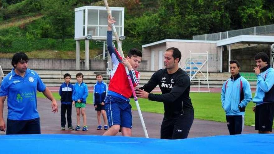 Gómez ayuda a un alumno en su salto en Fontecarmoa.