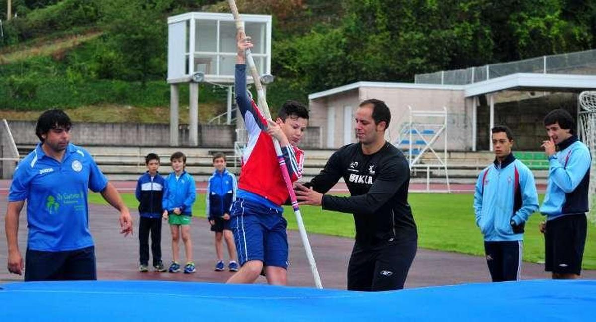 Gómez ayuda a un alumno en su salto en Fontecarmoa.