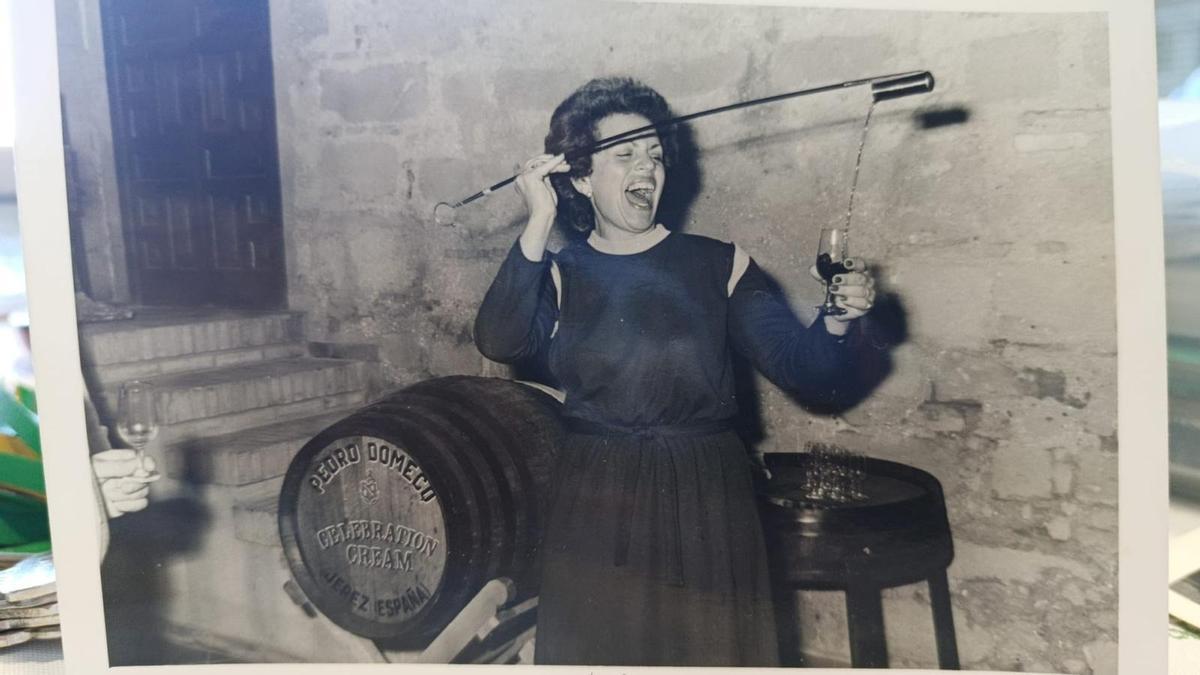 Antonia Arjona venenciando vino cordobés.