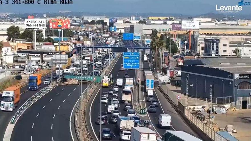 Accidente en la A-3 que corta la autovía por completo en sentido València