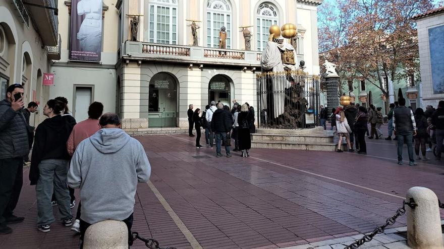 Visitants a l’exterior del teatre Museu Dalí, el dimarts 3 de gener.