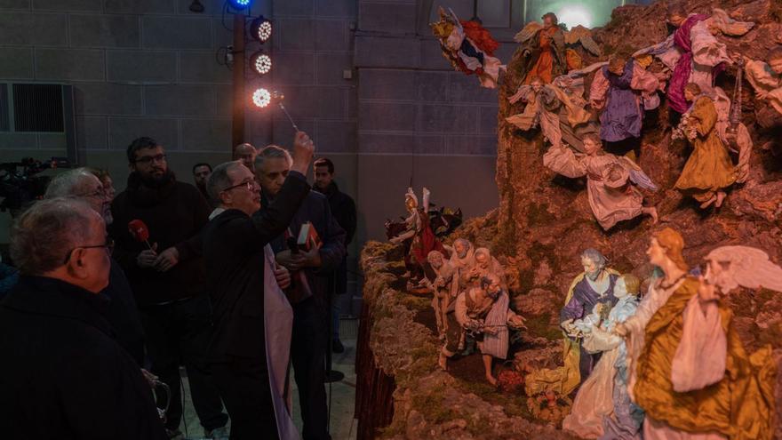 El obispo de Zamora bendice el belén de Amigos de la Catedral en la iglesia del Tránsito. | J.L.F.