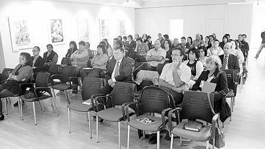 Arriba, a la izquierda, Daniel Rodríguez, «Asturiano del mes de abril» de LA NUEVA ESPAÑA, durante su charla en Navia. A la izquierda, público asistente a las jornadas organizadas por la Fundación Edes.