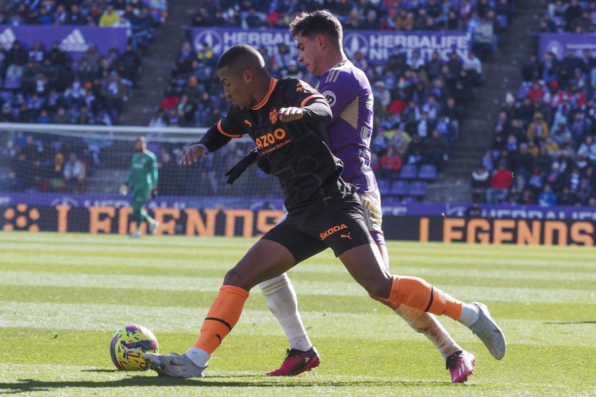 VALLADOLID, 29/01/2023.- Samuel Lino (i), del Valencia C.F., intenta controlar el balón ante Lucas Rosa, del Real Valladolid, durante el partido de LaLiga Santander que enfrenta a sus equipos este domingo en Valladolid. EFE/ R. García