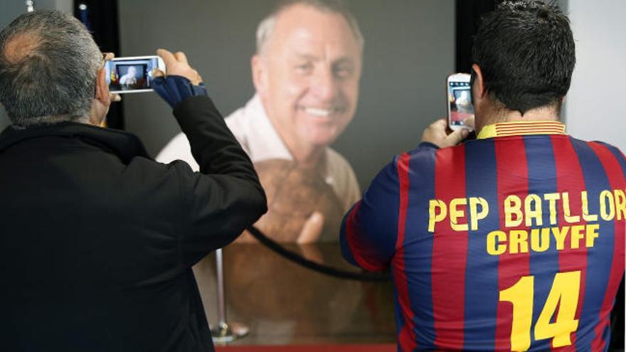 El barcelonismo sigue despidiendo en el Camp Nou a Johan Cruyff