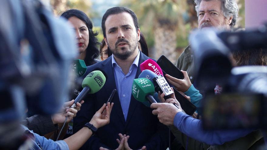 Alberto Garzón, atendiendo a los medios este martes en Málaga.