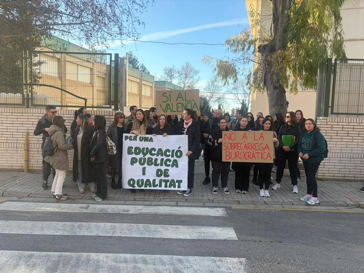Una de las concentraciones en los centros escolares convocadas por los sindicatos