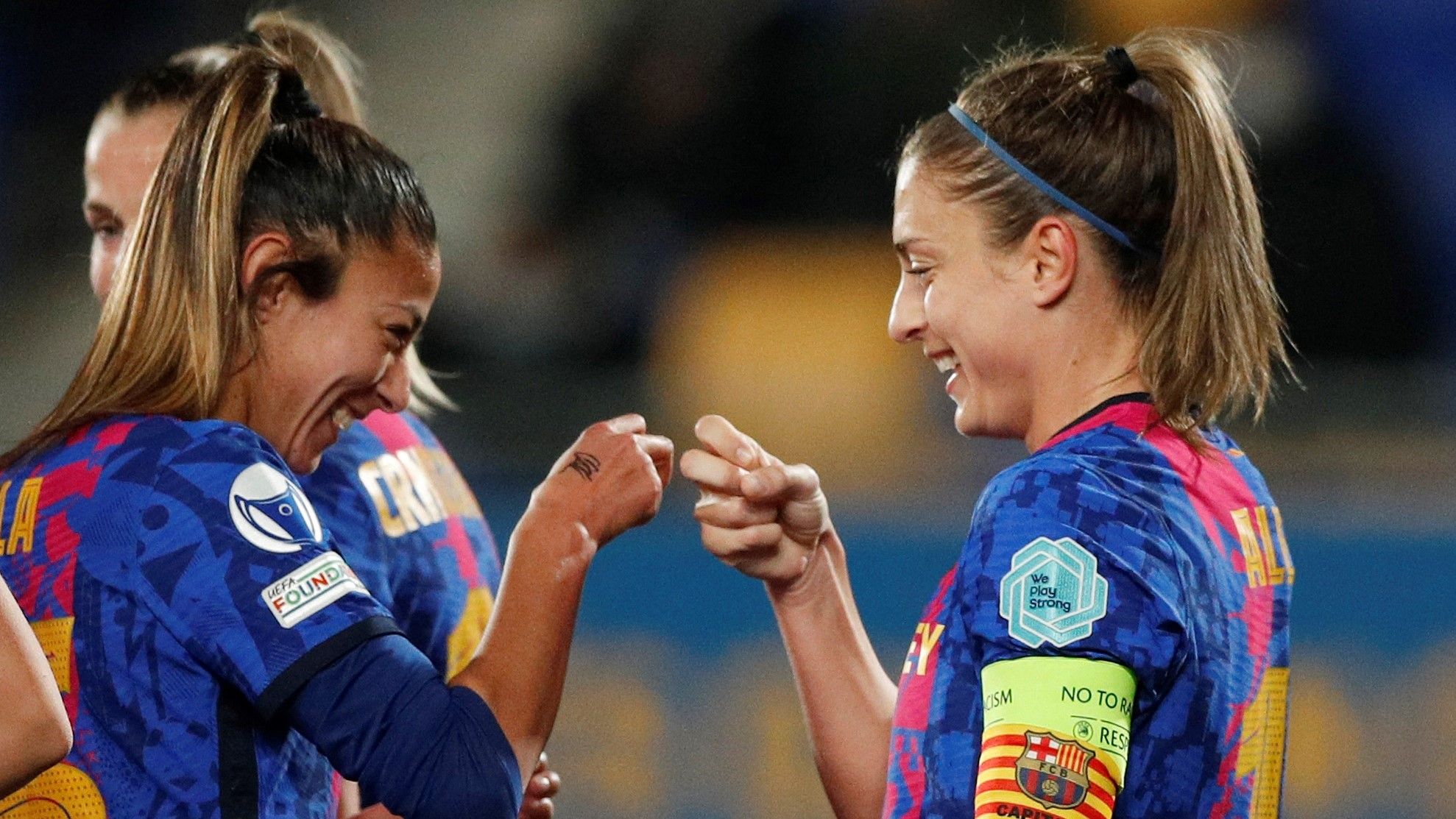 Leila Ouahabi y Alexia Putellas celebran un gol en la Champions.