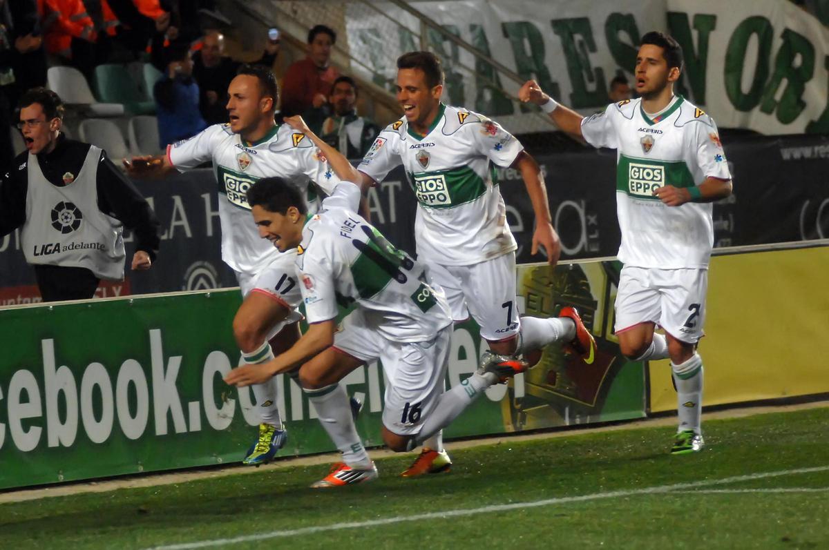 Fidel Chaves tropieza durante la celebración de un gol, durante un Elche-Hércules.