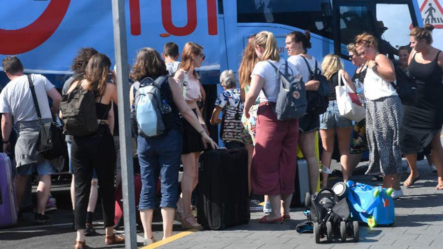 Una guagua del turoperador TUI recoge a turistas en el aeropuerto de Gran Canaria.