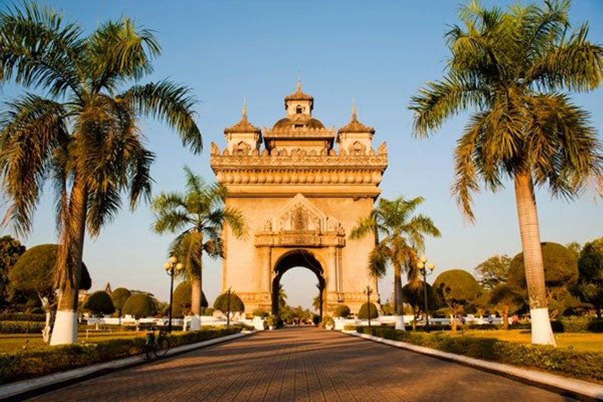 Patuxai, o Puerta de la Victoria, es una réplica del Arco del Triunfo de París y se encuentra en Vientiane, Laos.