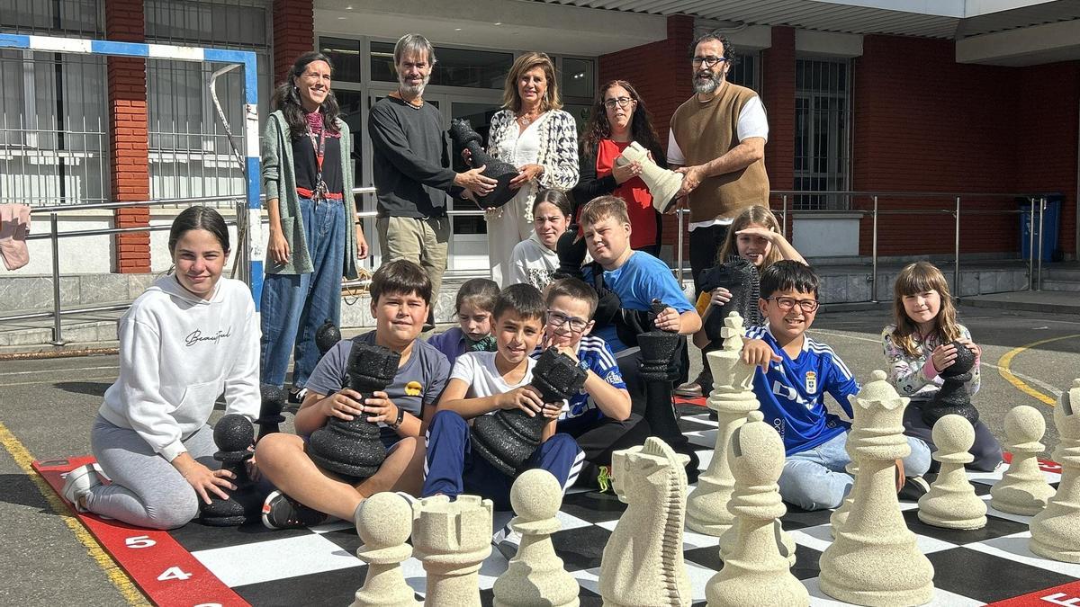 Alumnos y promotores de la iniciativa posando con el ajedrez gigante.