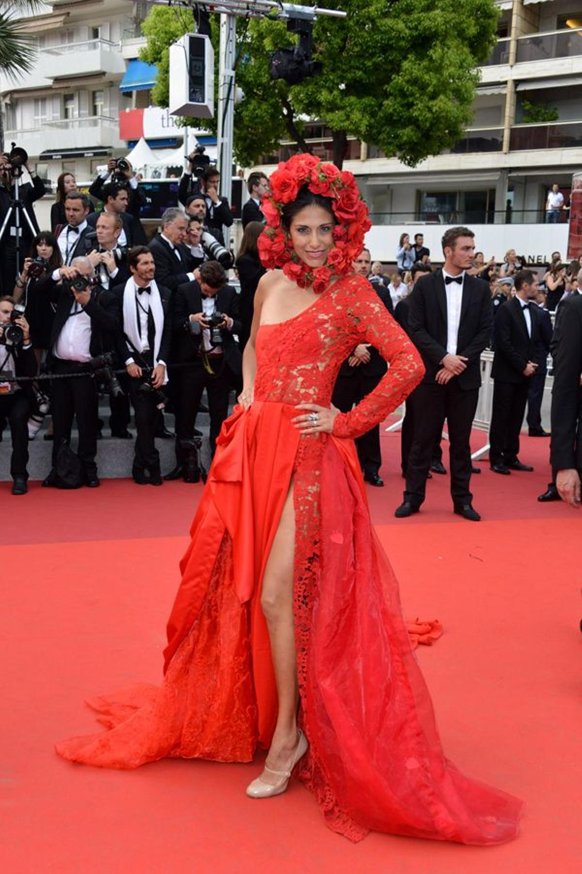 Errores en la alfombra roja de Cannes: tocado 'capucha' de rosas