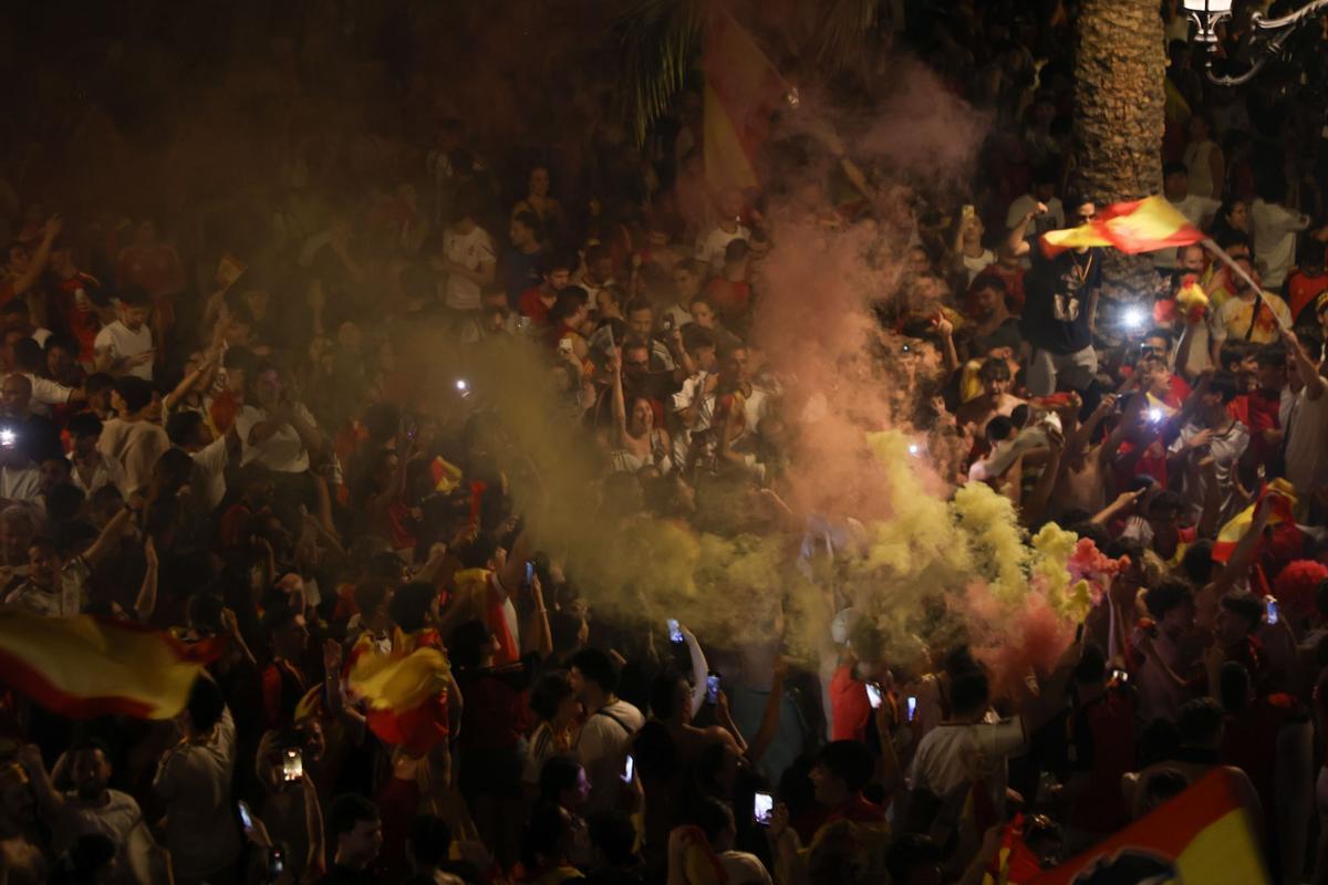 Así está viviendo la plaza del Ayuntamiento de València la final del Mundial de España