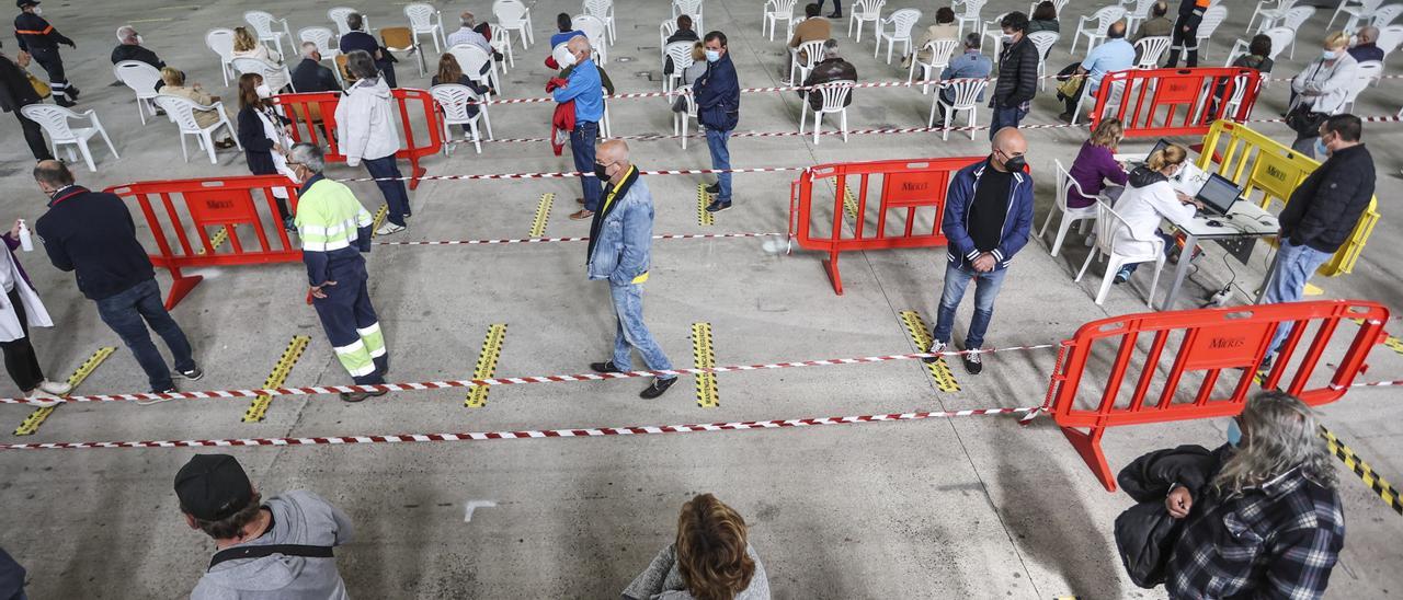 Vacunaciones masivas en el recinto Ferial de Santullano, en Mieres