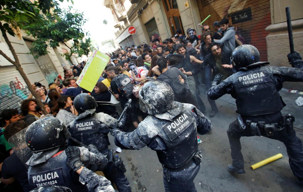 Nous aldarulls entre manifestants i policies a Gràcia