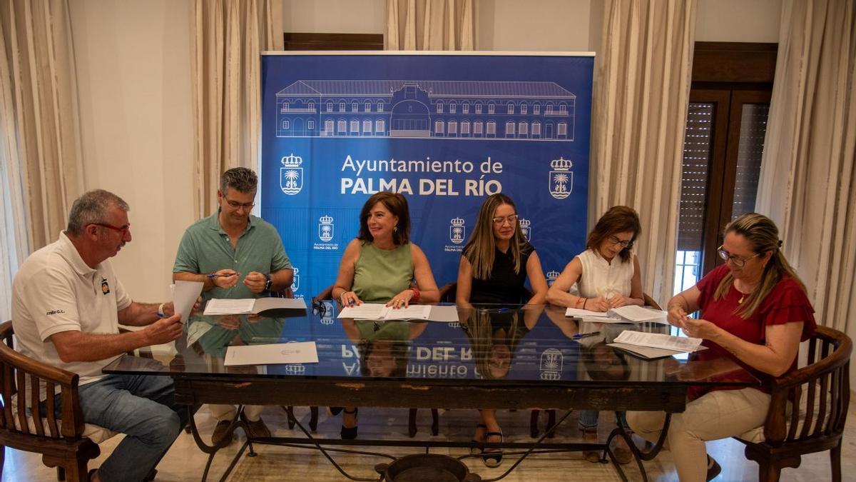 Firma de los convenios entre el Ayuntamiento de Palma del Río y las asociaciones de turismo y cultura.