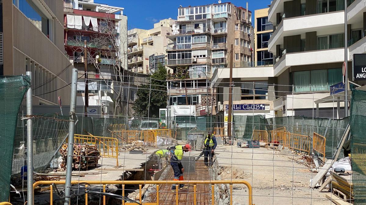 Obras de refuerzo del pavimento en la calle s'Aigo Dolça de Palma que impiden abrir todavía las nuevas piscinas