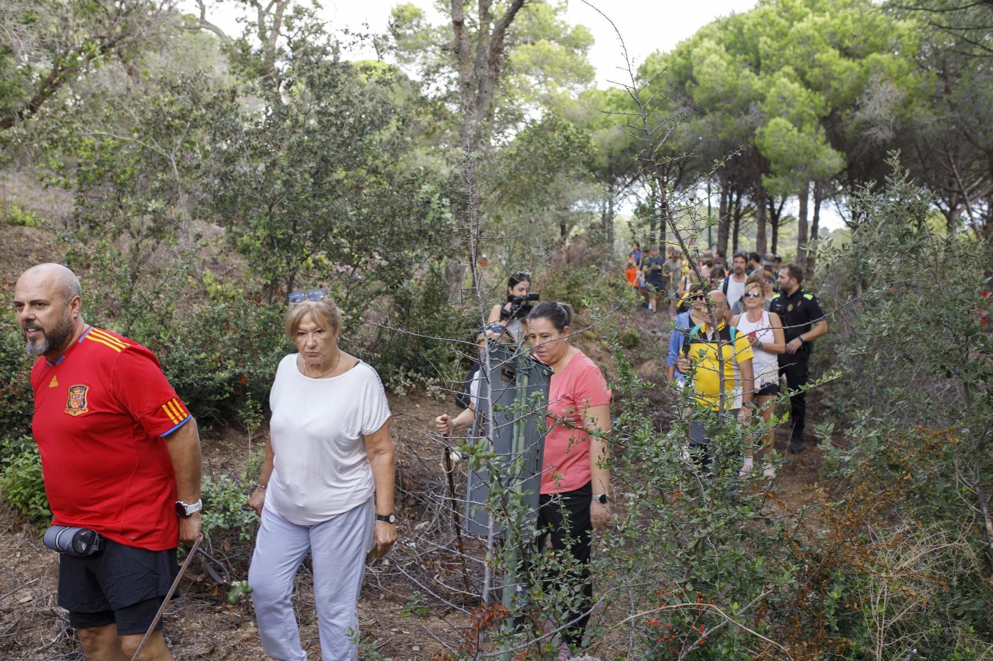 Els activistes han demanat la reobertura del camí de ronda al seu pas per Can Juncadella