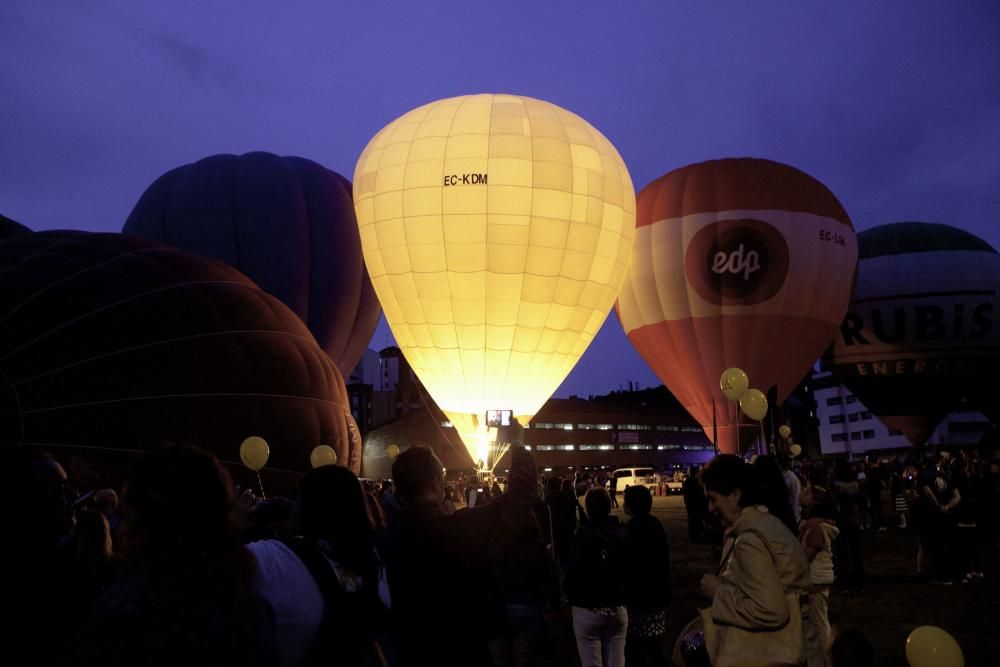 Los globos aerostáticos se iluminan con la música en el "solarón" de Gijón.