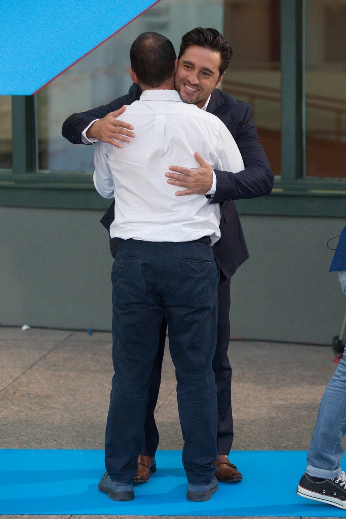 Bustamante dando el típico abrazo cariñoso pero no