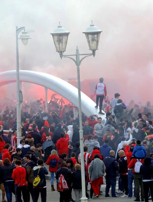 Derbi asturiano: Llegada de aficionados y los autobuses de los equipos a El Molinón