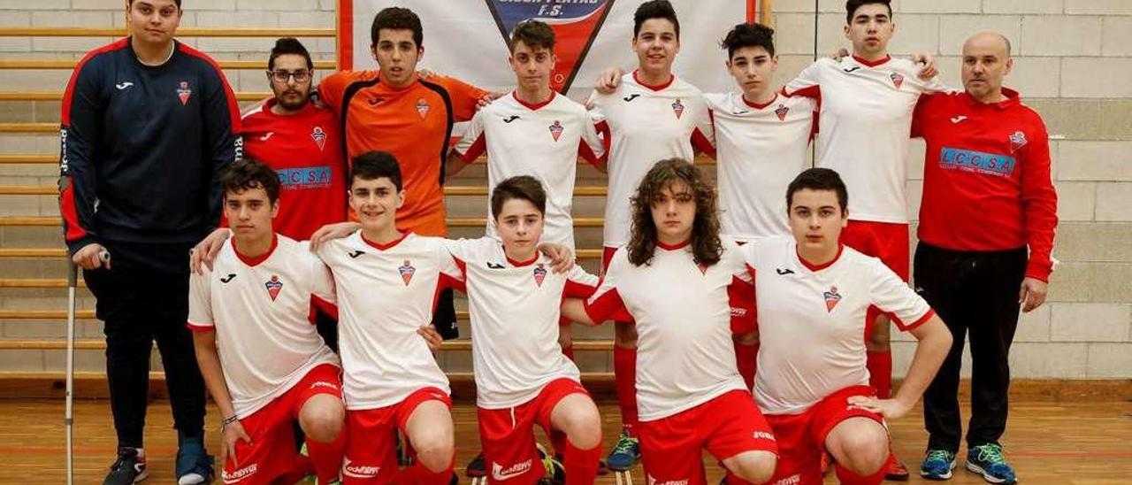 El equipo cadete de fútbol sala del Gijón Playas Sidrería La Tonada, posando antes de afrontar el sábado su último partido de la temporada.